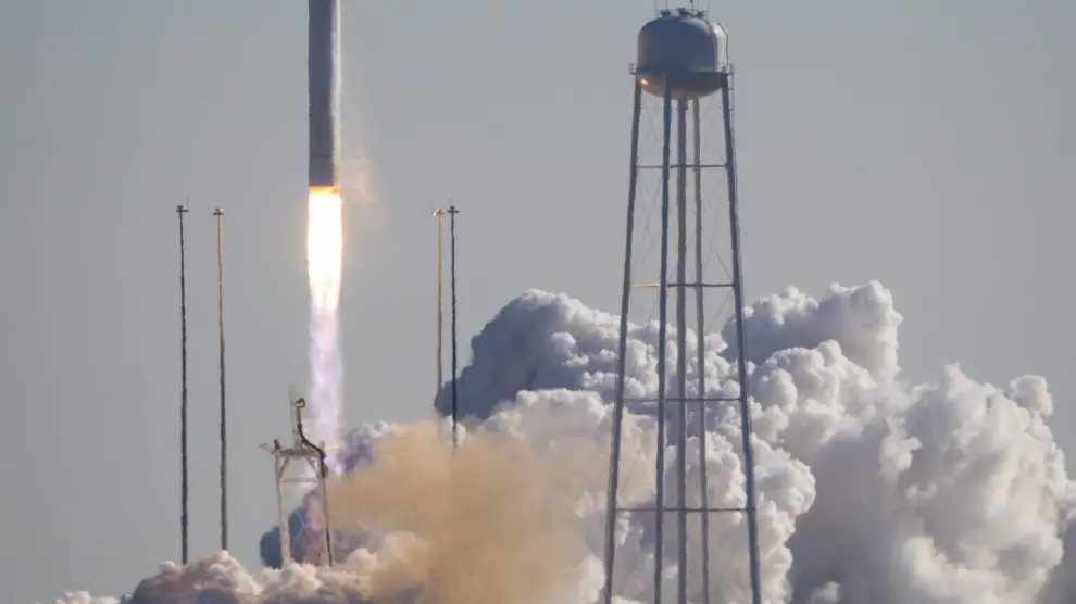 Un cohete Antares despega desde el centro espacial de la isla Wallops