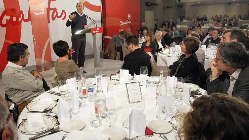 Rubalcaba pronunciando su discurso durante la cena de Año Nuevo del PSOE de Cantabria