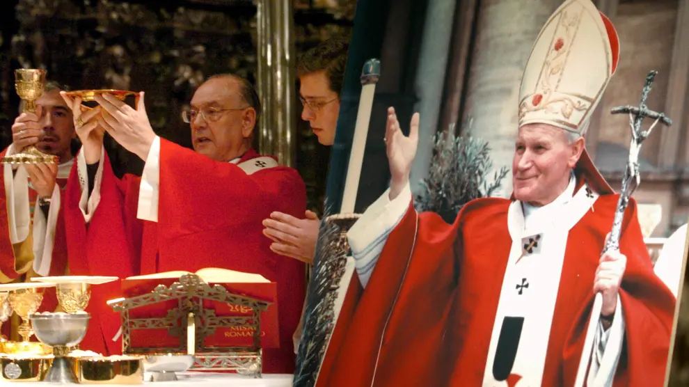 El cardenal Fernando Sebastián celebra el funeral por el papa Juan Pablo II