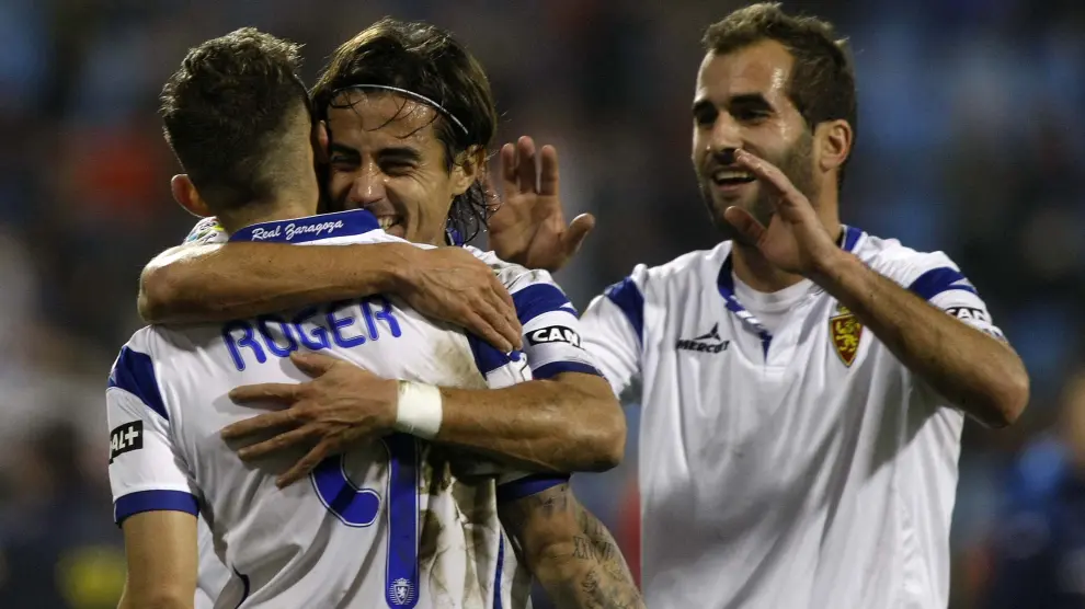 Cortés celebra un gol con Roger en el último partido