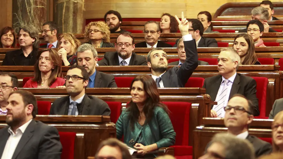 Momento en el que el portavoz del PSC indica con la mano en alto a los diputados del grupo socialista que voten 'no'