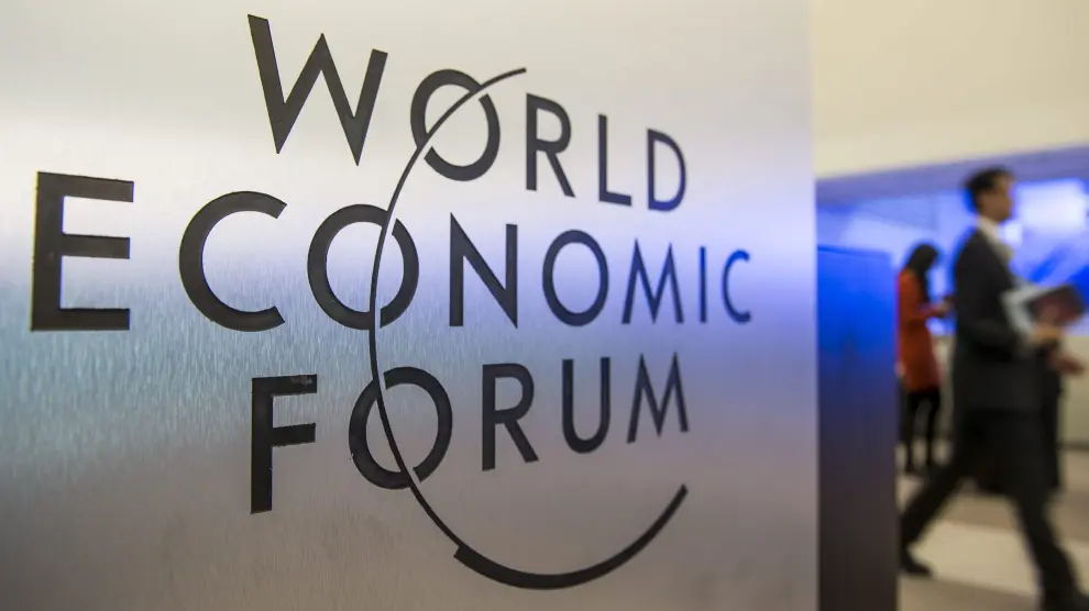 Varios participantes toman un descanso en el primer día de la 44 edición del Foro Económico Mundial celebrado en Davos