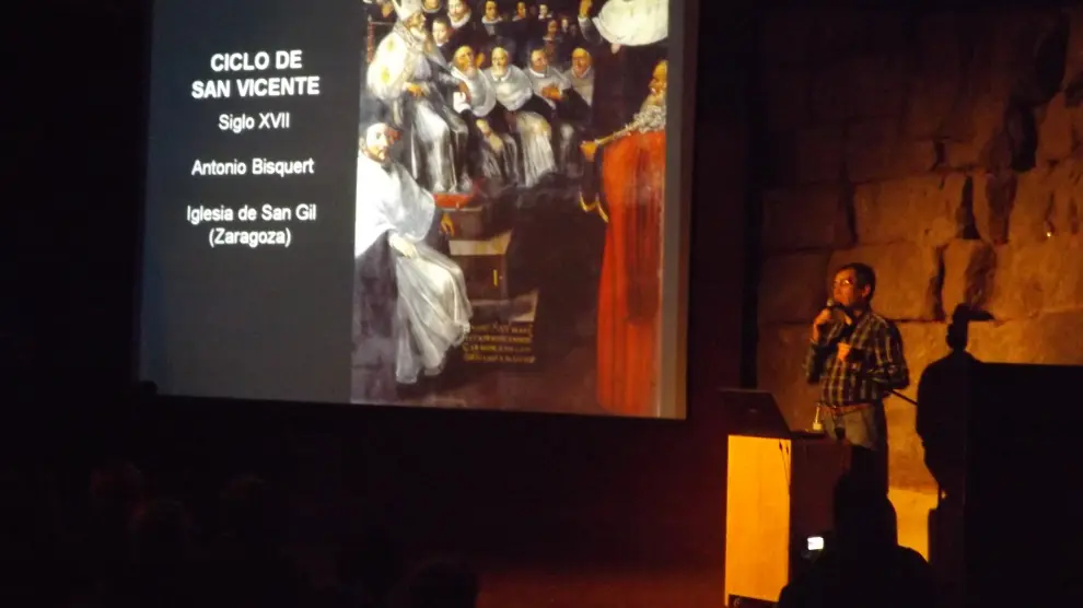 En la imagen, el historiador Carlos Garcés durante su conferencia en la sala Genius