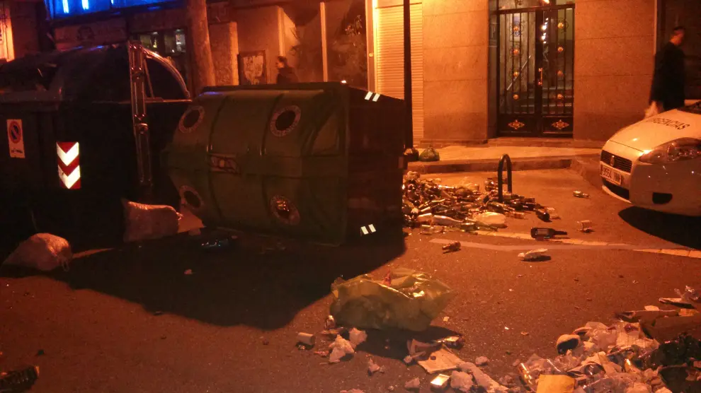 Contenedores volcados en la calle Verónica de Zaragoza