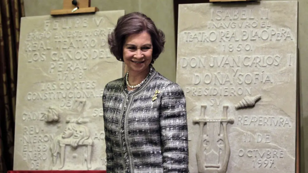 La Reina descubre dos placas durante su asistencia al acto conmemorativo del 200 aniversario de la primera reunión de las Cortes de Cádiz