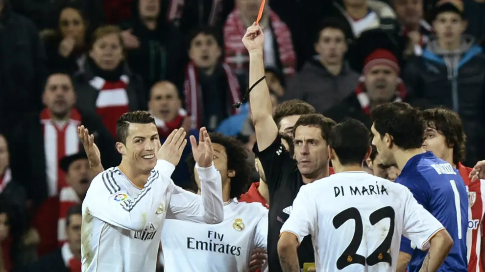 Ayza Gómez muestra la roja a Cristiano Ronaldo