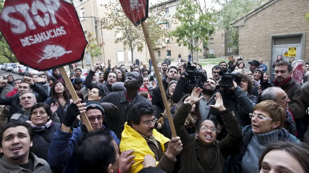 Concentración para impedir un desahucio en Zaragoza
