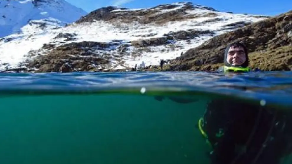 Buceo en el ibón de Baños en Panticosa, en el Pirineo aragonés