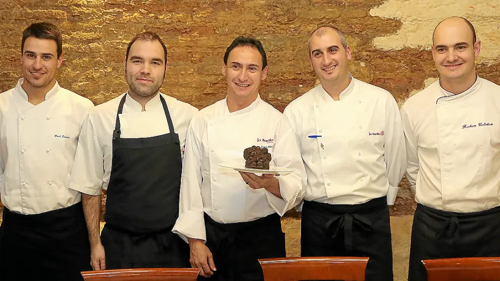 El equipo de cocina del grupo La Bastilla, comandado por José Ignacio Acirón (en el centro).