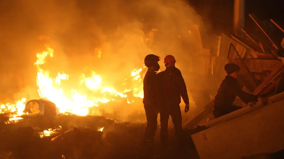 Manifestantes junto a una barricada en llamas en Kiev este miércoles