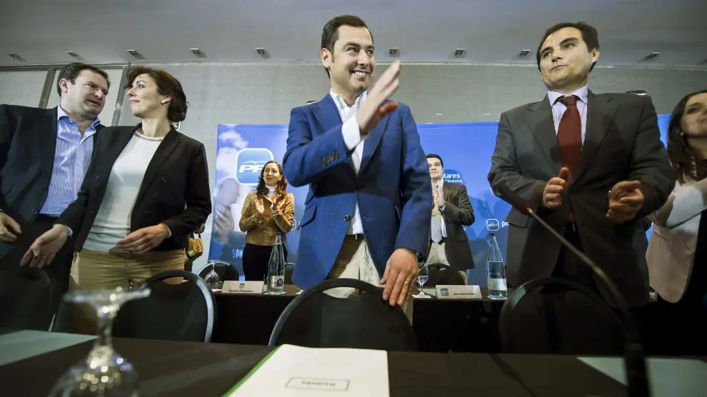 El candidato a la Presidencia del PP en Andalucía, Juan Manuel Moreno Bonilla, junto al alcalde de Córdoba, José Antonio Nieto, durante la reunión de la Junta Directiva del PP provincial.