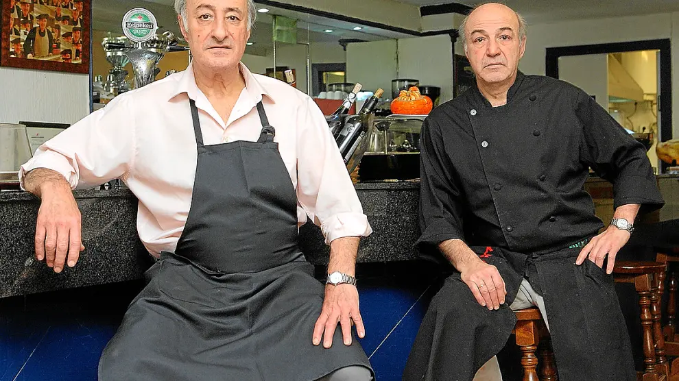 Javier Obregón y Miguel Obregón llevan más de 20 años trabajando en el bar Txoko de Zaragoza