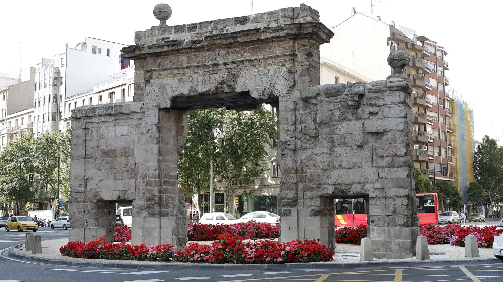 La Puerta del Carmen de Zaragoza rodeada de macetas con flores