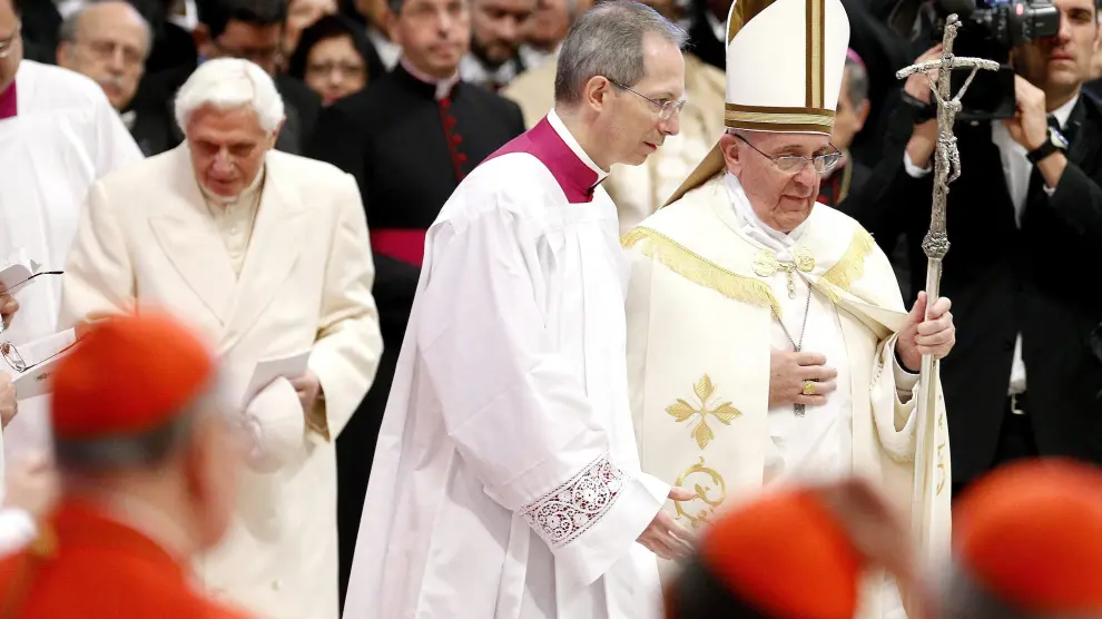 Benedicto XVI (izquierda), tras saludar a Francisco