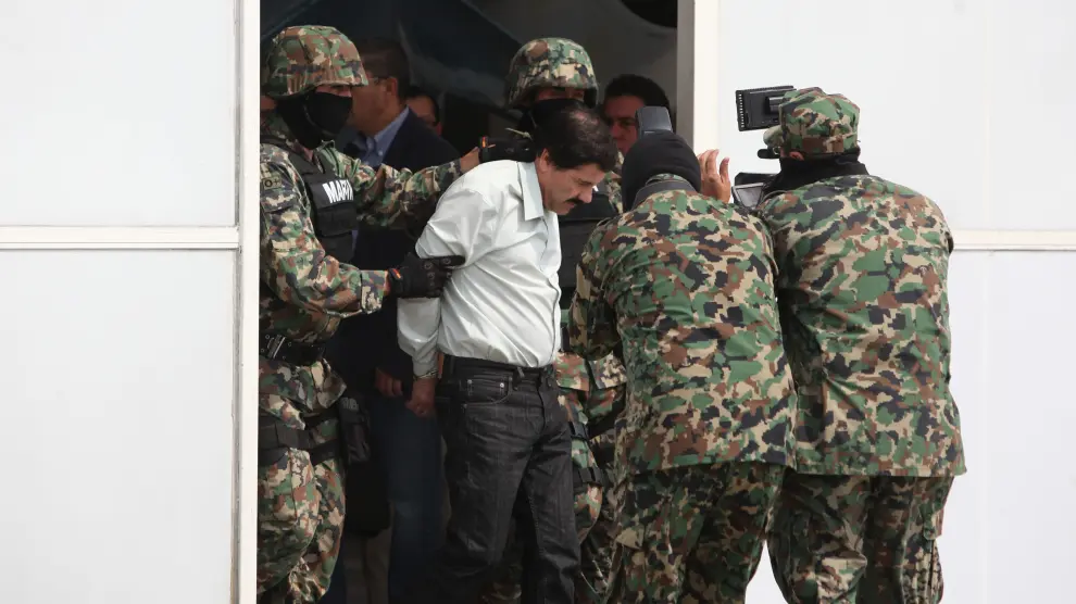 Militares mexicanos conducen al máximo dirigente del cártel de Sinaloa, Joaquín "El Chapo" Guzmán