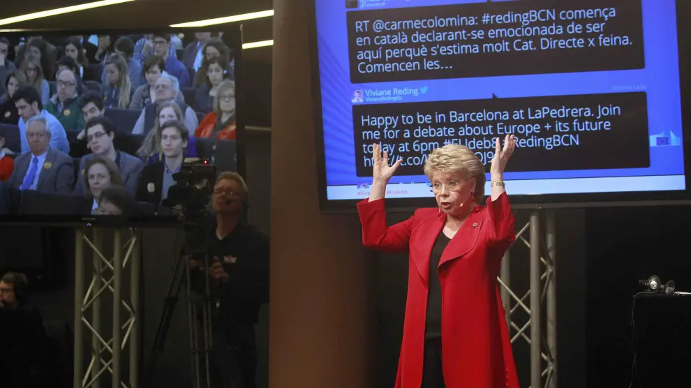 La vicepresidenta de la Comisión Europea, Viviane Reding en un debate con ciudadanos en Barcelona