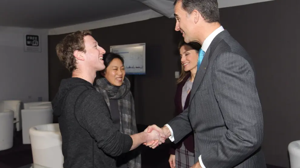 Don Felipe estrecha la mano al fundador de Facebook.