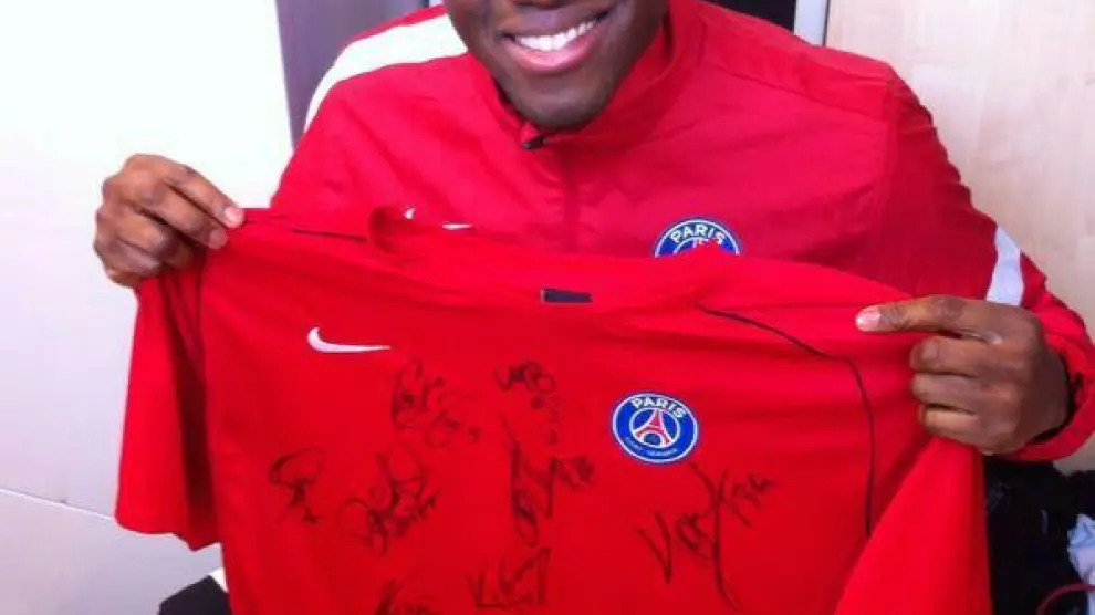 El jugador francés Luc Abalo ha donado una camiseta firmada del PSG.