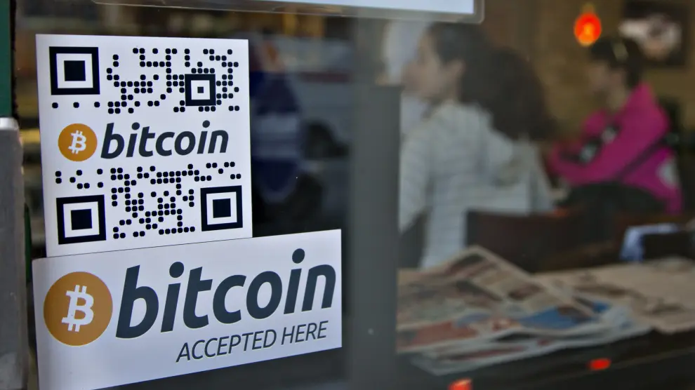 Un letrero en un café de Vancouver anuncia una máquina de bitcoin en su interior