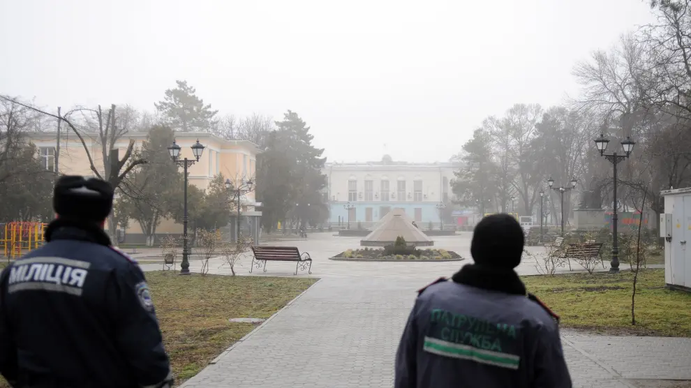 Policías frente a la sede del Gobierno en Crimea