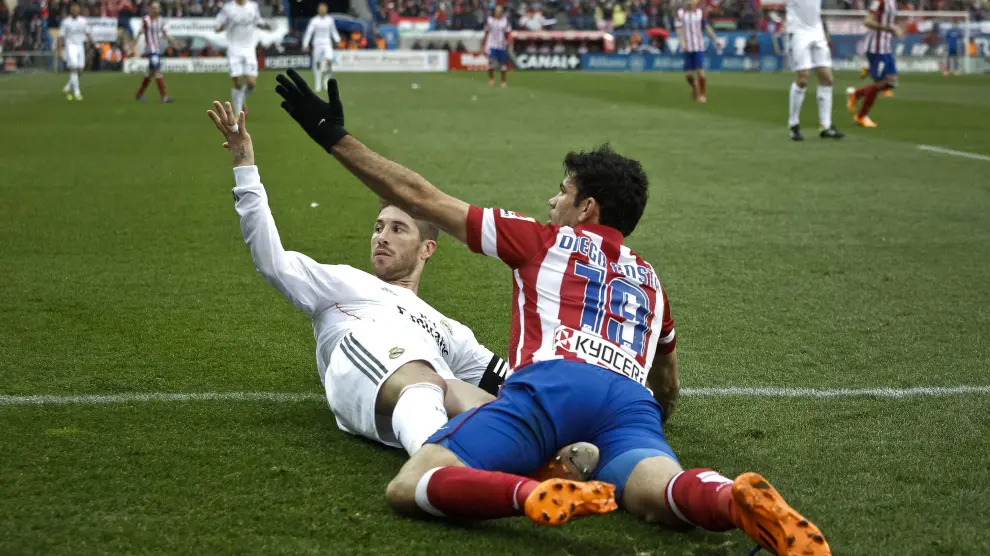 Ramos y Costa en una jugada del partido
