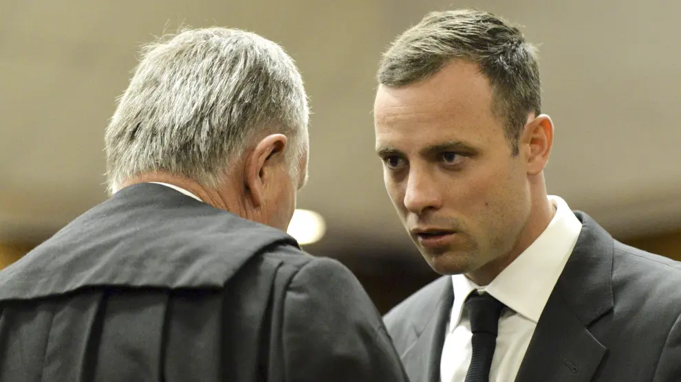 Pistorius dialoga con su abogado durante el juicio