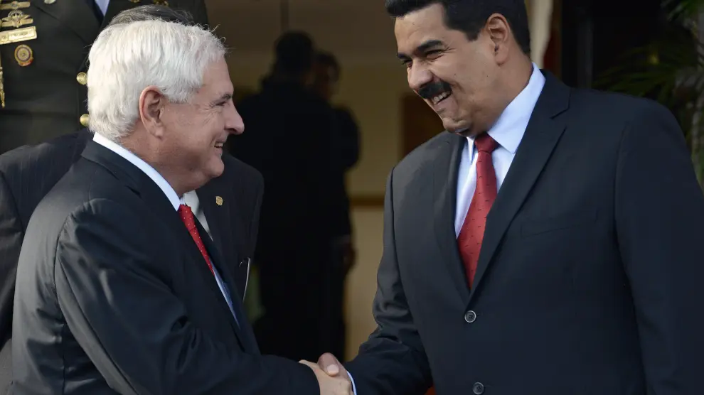 Nicolas Maduro (R) con el presidente de Panamá Ricardo Martinelli