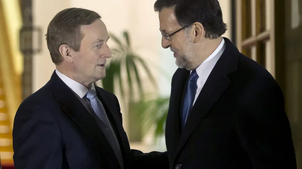 El presidente del Gobierno, Mariano Rajoy (d), conversa con el primer ministro de Irlanda, Enda Kenny