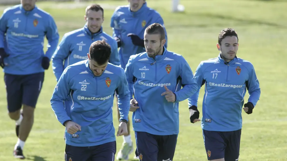 Los jugadores del Real Zaragoza, durante un entrenamiento