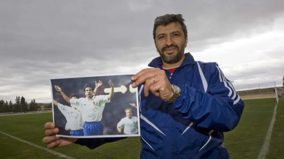 Nayim sostiene la foto en la que Esnáider celebra el primer gol en París
