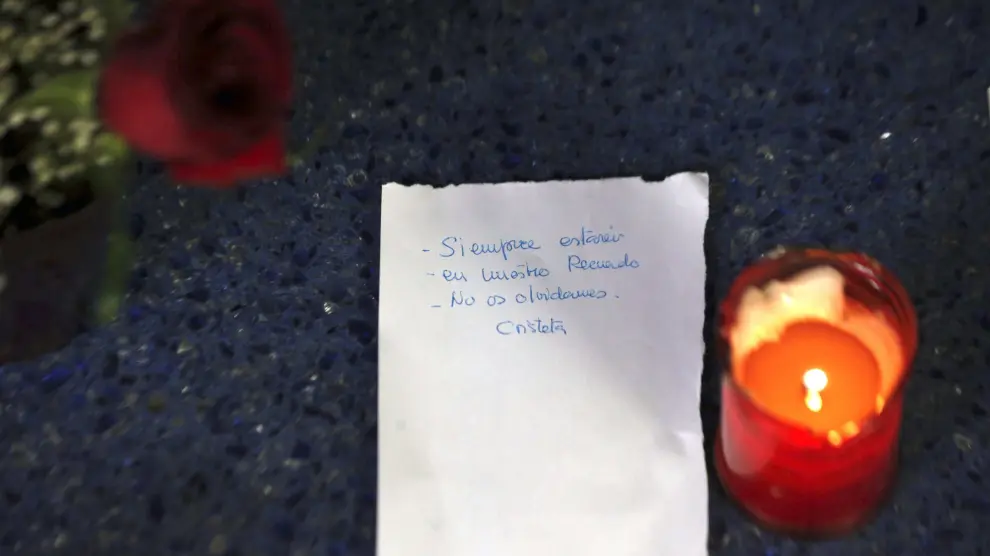 Una nota, una vela y una rosa en la estación de Atocha
