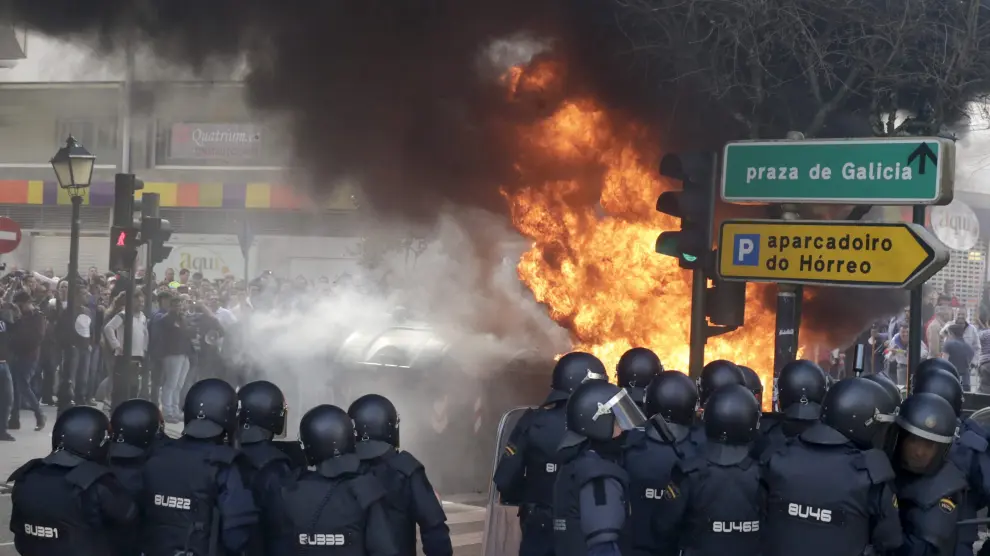 Manifestantes del Cerco incendian barricadas ante la sede del pleno del Parlamento de Galicia