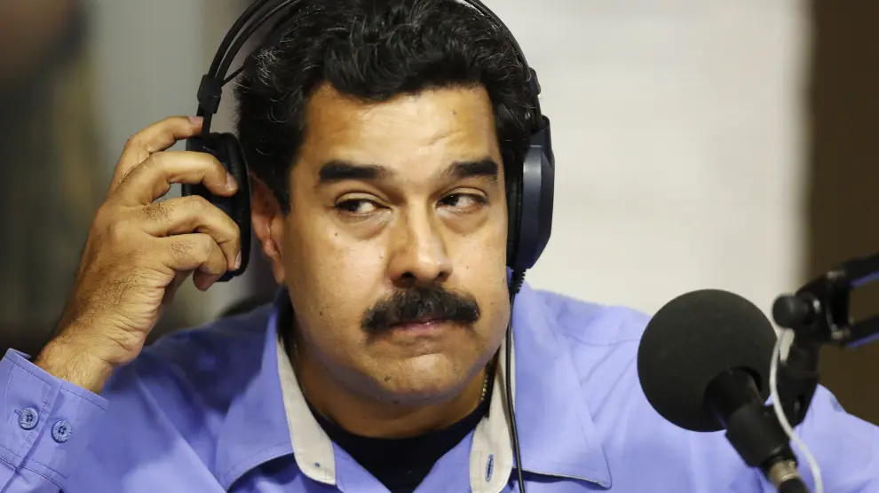 Maduro con los auriculares puestos