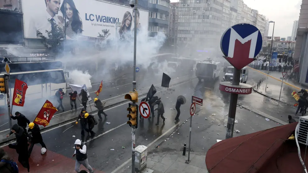 La policía antidisturbios usa cañones de agua y gases lacrimógenos