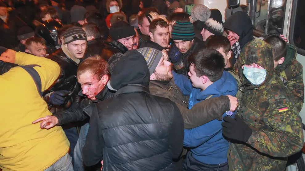 Manifestantes de Single Ukraine chocan con un grupo de personas simpatizantes de Rusia
