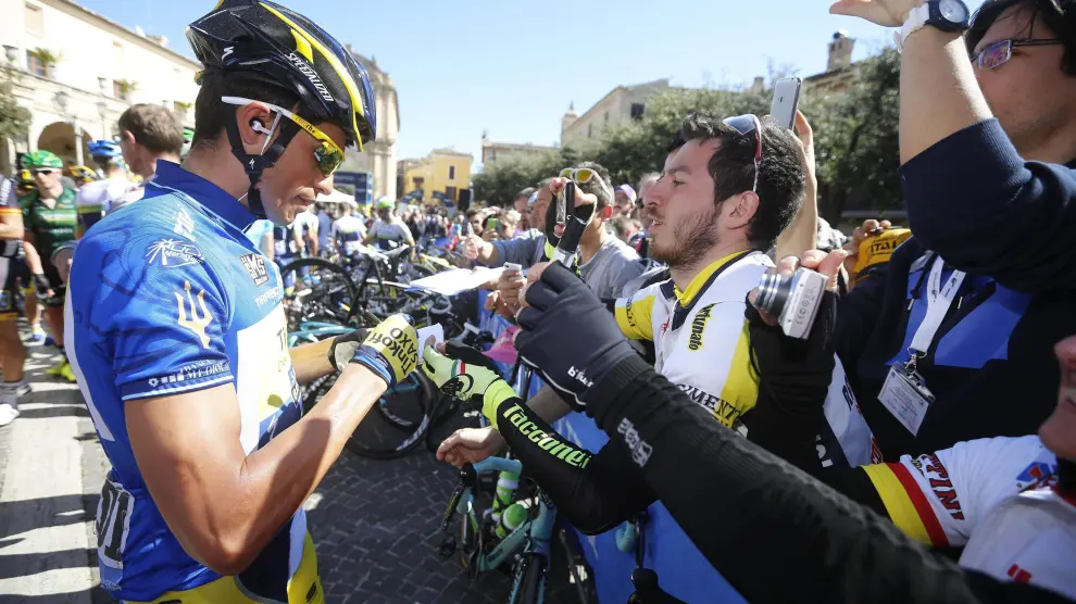 Contador firma autógrafos antes del inicio de la sexta etapa de la Tirreno-Adriático