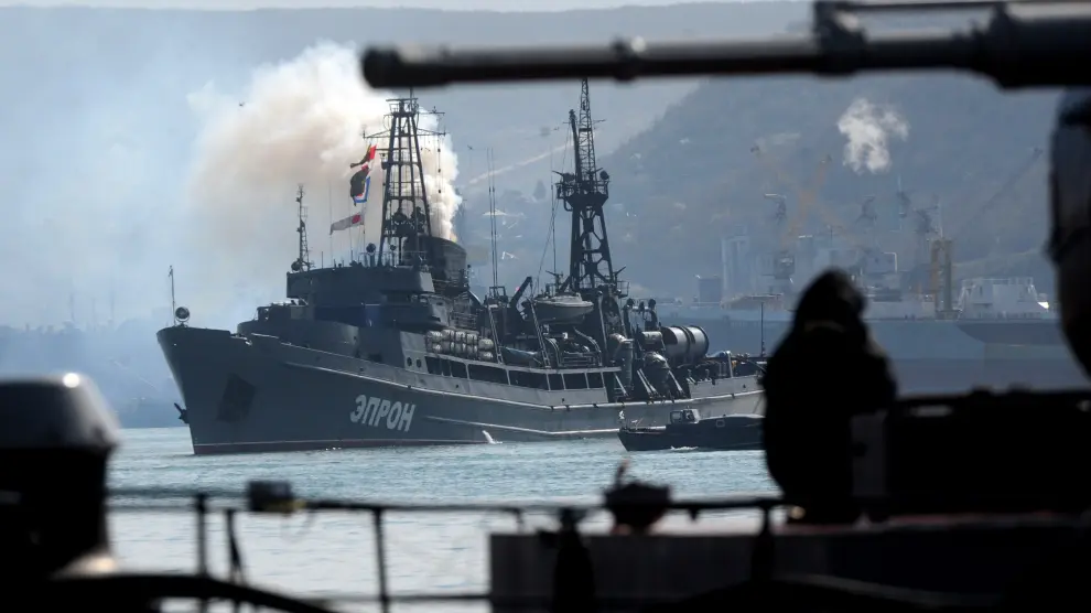 Un barco ruso en la bahía de Sevastopol