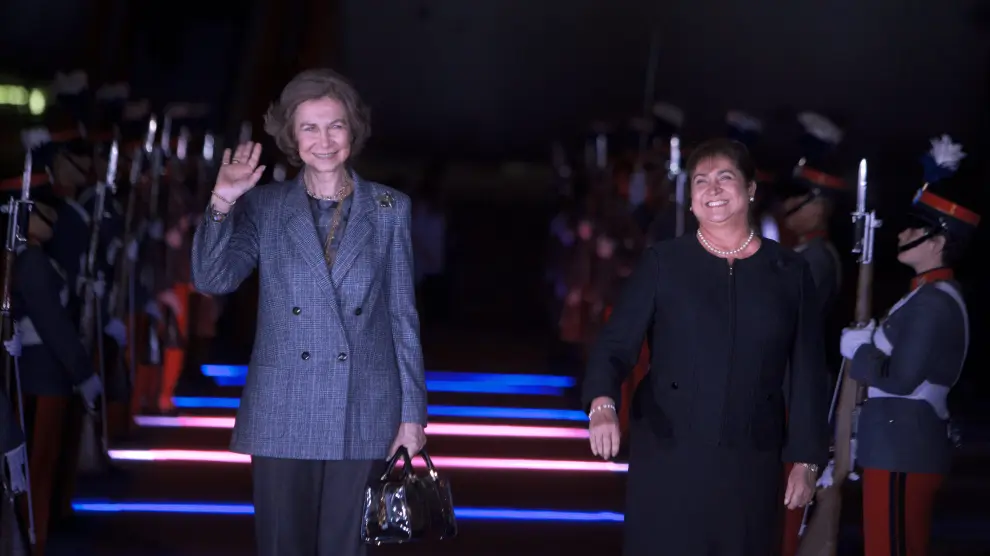 La reina Sofía de España (i), acompañada por la primera dama guatemalteca Rosa Leal