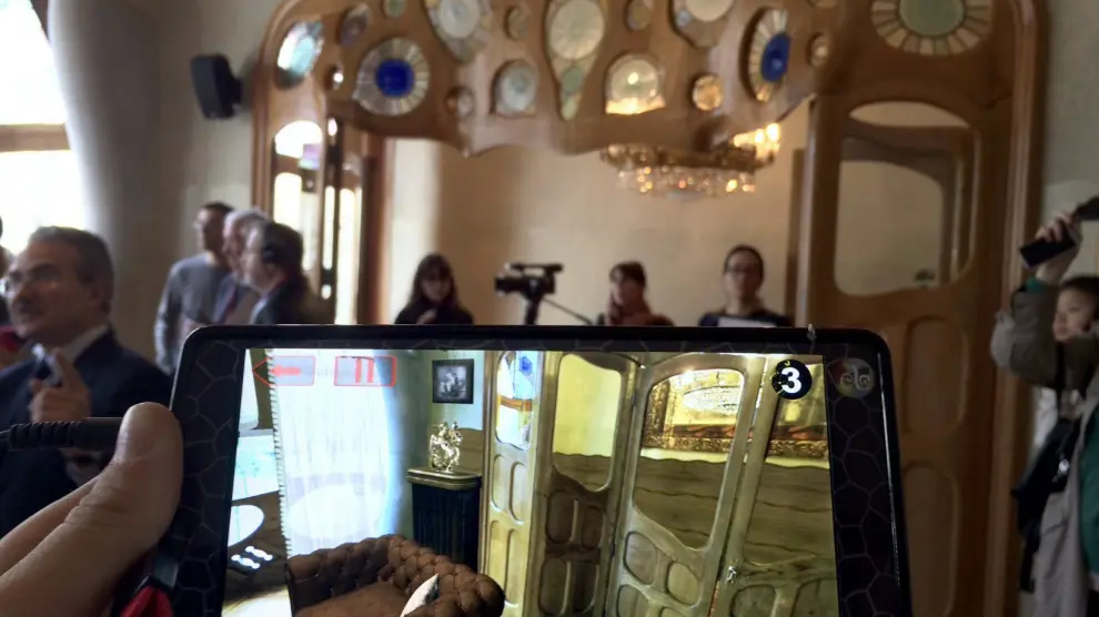 Videoguía con realidad aumentada y animaciones en 3D, una tableta que permite ver las estancias de la casa Batlló
