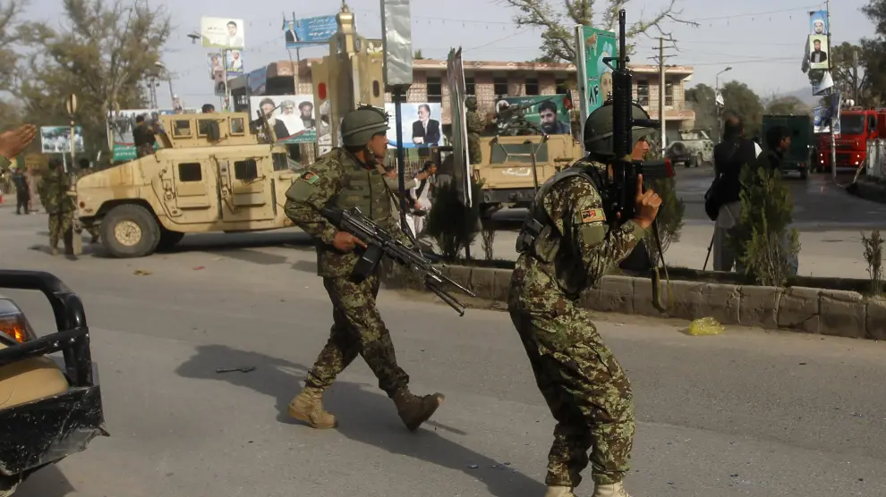 Soldados afganos repelen el ataque talibán