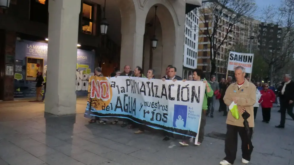 Cientos de personas se han manifestado contra la privatización del agua en Zaragoza