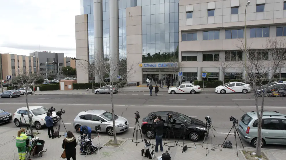 Los medios de comunicación permanecen en el exterior de la clínica Cemtro de Madrid