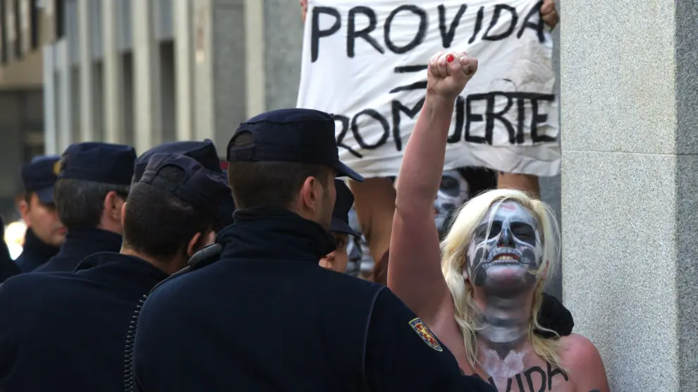 Las activistas de Femen han interrumpido la marcha provida en Madrid
