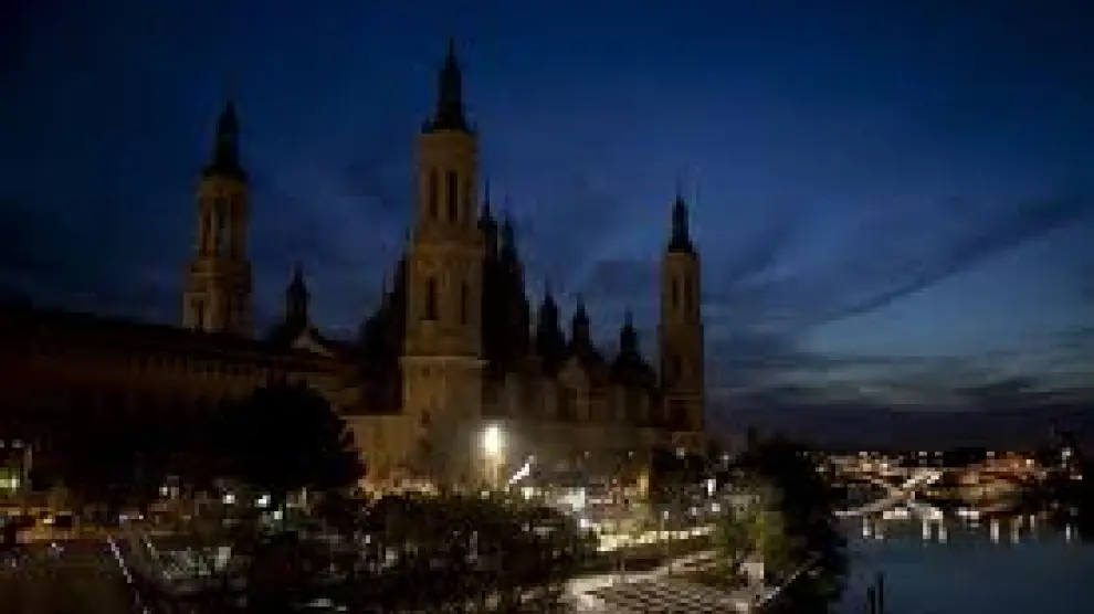 La plaza del Pilar, durante un apagón anterior de la 'Hora del Planeta'