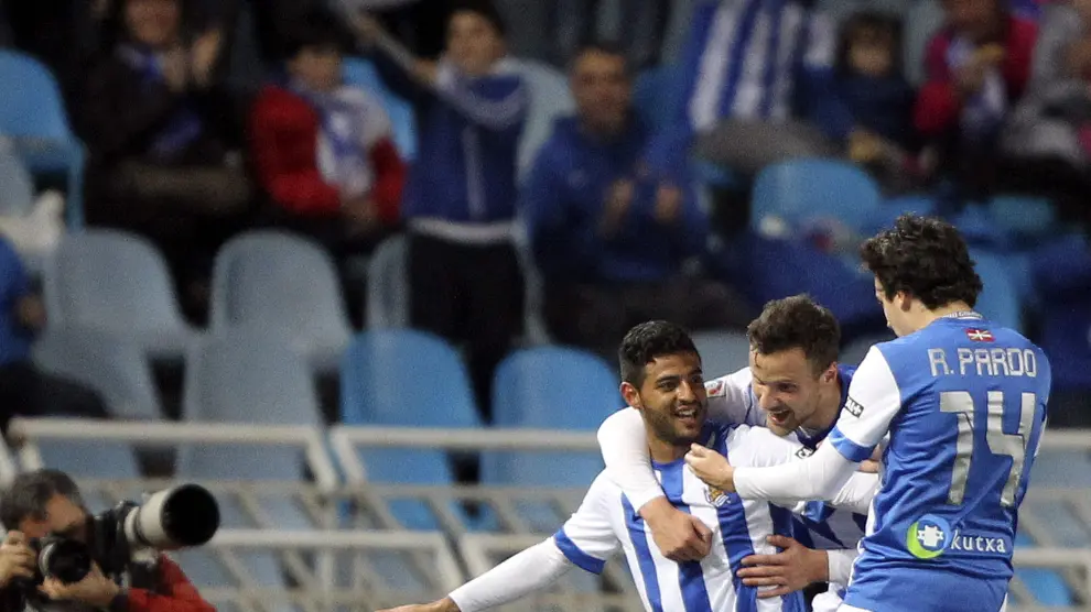 Carlos Vela abrazado por sus compañeros tras el gol