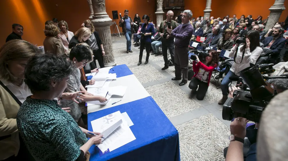 Firma de los convenios en el Patio de la Infanta de Zaragoza