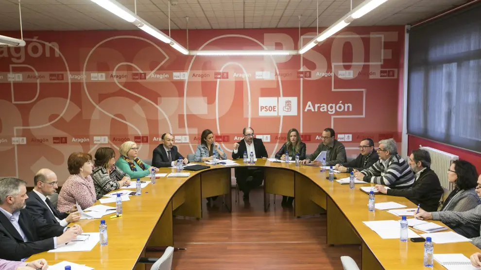 Sede del PSOE Lambán presenta un documento sobre educación a la comunidad educativa.