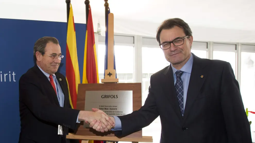 El presidente de la Generalitat Artur Mas (d), y el presidente de Grifols, Víctor Grifols