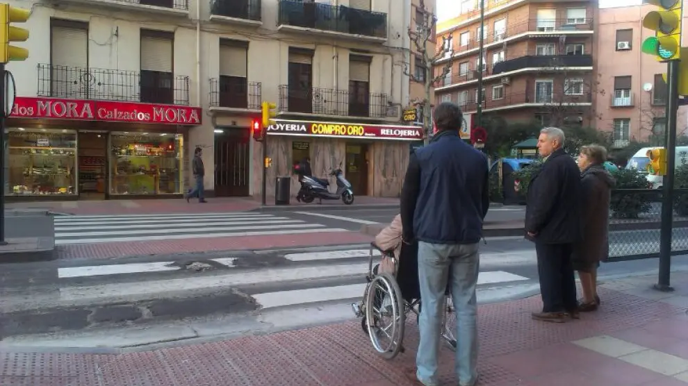 Los vecinos también se quejan de los desperfectos en la calzada de la avenida Madrid.