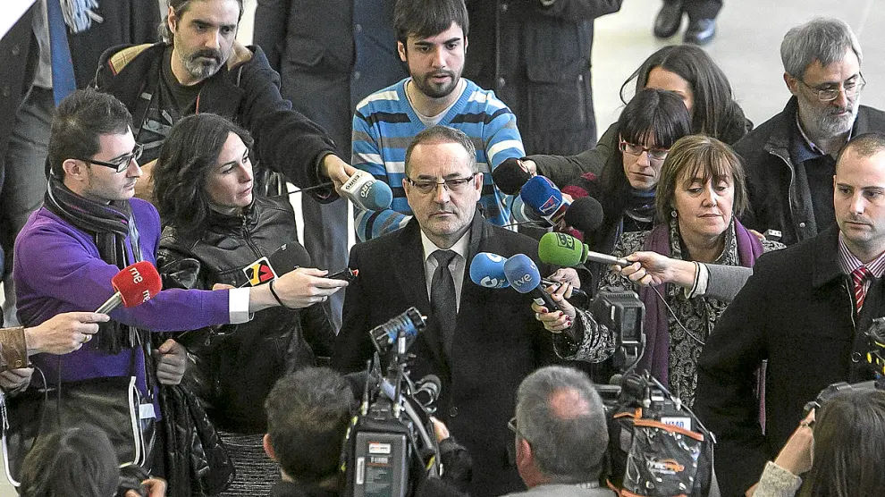Agapito Iglesias, rodeado de periodistas, tras declarar por el caso Naves, el pasado mes de febrero